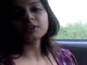 महिला वेब कैमरा के लिए अपने स्तन और गधा हिंदी में सेक्सी मूवी वीडियो चमकती है।